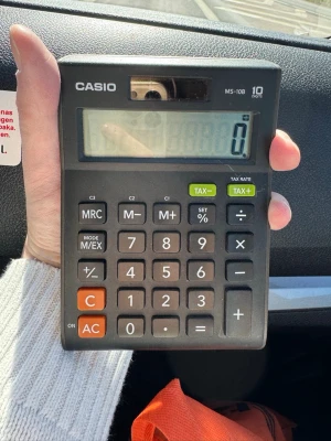 Stor svart miniräknare Casio MS-10B - Säljer en stor svart miniräknare från Casio, modell MS-10B. Den har tydliga knappar i svart, vitt och orange samt en stor display med plats för 10 siffror. Utrustad med både solcell och batteri. Perfekt för matte, ekonomi eller kontor. En tidlös klassiker som är ett måste för både skolbänk och kontor!