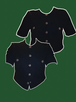 Svart blus med gulduga knappar - Stilren svart blus med kort ärm och markerade axlar. 