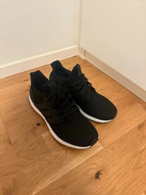 Ultra Boost  -  Ultra Boost perfekta för sommaren köp hem dig dessa genast.