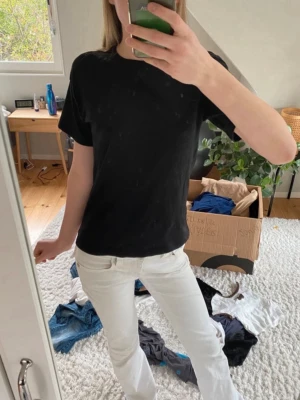 Svart basic t-shirt i bomull - Enkel svart t-shirt i klassisk modell med rund hals och korta ärmar. Tillverkad i mjuk bomull, perfekt för en clean och stilren look. Passar till allt och är ett måste i garderoben.