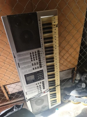 Stort paket med olika saker till barn - Säljer ett paket med ett elektroniskt keyboard i silver och svart samt flera färgglada slagverksinstrument som xylofoner, maracas, triangel, blockflöjter och rytminstrument i trä och plast. Perfekt för dig som vill jamma loss eller testa olika ljud. Massa olika barn saker. Vad är du intresserad av? Ge ett prisförslag! 