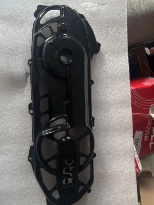 Extreme cut Variatorkåpa - Säljer en svart variatorkåpa från str8 till moped eller scooter. Den är nästintill helt ny har en pytte liten repa och org pris är 1049kr mitt pris 699kr
