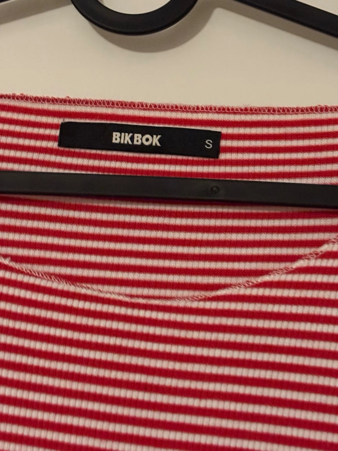 Randig röd och vit klänning BikBok - 1