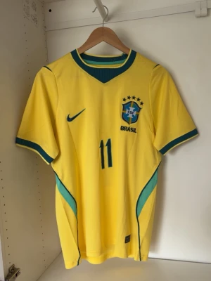 Brasilien matchtröja - VM 2026 - Brasilien Matchtröja - 2026 VM - Raphinha 11 - storlek S - skick 10/10 - fraktas dagen vid köp. Är du intresserad av fler tröjor checka profilen. Kärlek och repekt!!
