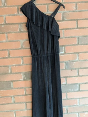 Svart byxdress i storlek 146/152 - En svart byxdress från Lindex i storlek 146/152.