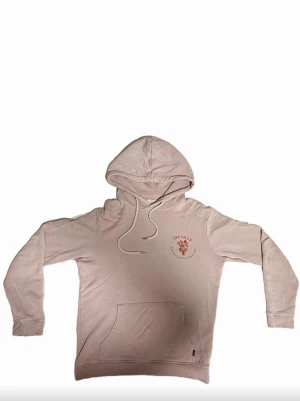 Beige hoodie med tryck Les Deux - Snygg beige hoodie från Les Deux. Bröstet har ett diskret tryck i brunt med logga och text. Perfekt för en avslappnad och trendig stil.