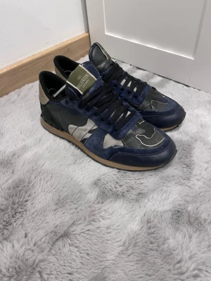Valentino rockrunner skor - Ok skick, storlek 41, skada på vänster sko som synas i bilderna!! Hör av dig om du är intresserad!