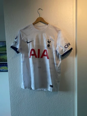 Tottenham tröja med Son på ryggen - Säljer min Tottenham tröja med heung min son på ryggen. Tröjan är i väldigt bra skick och har inga konstigheter. Tröjan är i storlek S. Var inte rädd att fråga om tröjan eller priset.