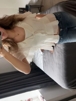 Vit Zara blus  - Märke: Zara  Storlek: S Färg: Vit Utseende: Smickrande tunn och luftig blus med knyte vid v ringningen. Prickig   Jätte snygg till sommaren och används inte! 🌸😊  #zara #blus #sommar