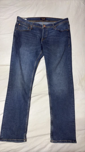 Jack & Jones jeans Glenn  - Ett par blå jeans från Jack & Jones med slim glenn passform och klassisk femficksdesign. 