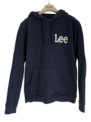 Lee hoodie - Tvär fet Lee hoodie. Storlek M. Lite urtvättad, lite sprucket tryck, men bra skick allmänt! Postar snabbt!