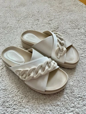 Sandaler - Snygga sandaler i storlek 38. Knappt använda pga för liten storlek för mig som annars bär 39. Väldigt bra skick 