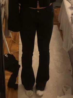 Svarta Cheap Monday bootcut jeans - Passar mig som är 170cm jättebra, i jeans har jag storlek 34-36 vilket jag skulle säga att jeansen är i. Säljer då de inte kommer till användning. Lågmidjade svarta cheap Monday jeans🤗 