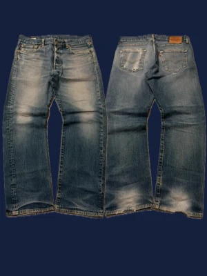 Levis 501 vintage y2k 1900s  - Säljer ett par klassiska Levi’s 501 i storlek W33 L32 med snygg vintage look. Jeans med cool telefon-fade i bakfickan och fina ljusblå/vitaktiga slitningar som ger en tydlig worn-in stil. Mått ser ni på bilderna! 