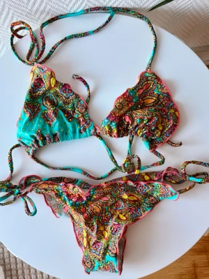Luli Fama Original Brazilian Bikini - XS/M - Aldrig kommit användning!  Strl XS (trosa) & Medium (topp)  Väldigt smickrande bikini med ”scrunch” i bikinitrosan. Nypris över 900kr/del.  Se gärna mina övriga annonser för eventuell samfrakt!