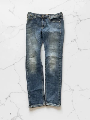 Blå Jack and Jones jeans  - Snygga Jack and Jones jeans i väldigt bra skick 