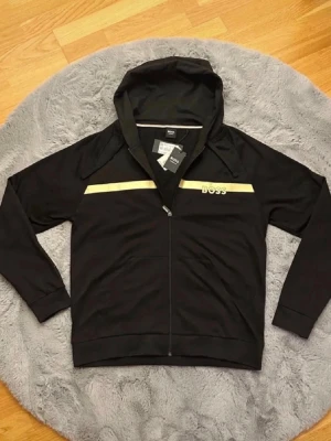 NY hugo boss zip up hoodie  - helt ny med etiketter. hugo boss zip up som inte säljs längre, nypris 1500kr 😁