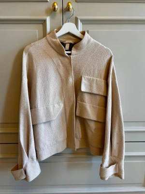 Beige tunn jacka  - Sååå fin beige tunn jacka med stora fickor framtill. 