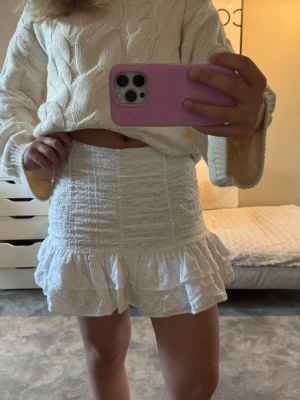 Vit volangkjol med broderade detaljer - Superfin vit kortkjol med volangkant och broderade detaljer.💓💓