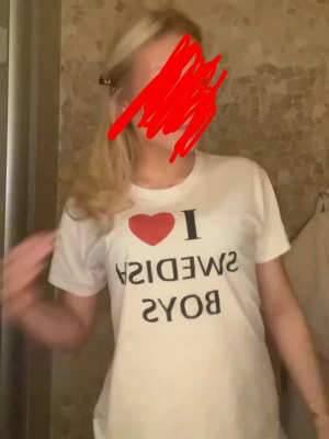 Vit t-shirt med I ❤️ SWEDISH BOYS-tryck - Vit t-shirt med trycket 'I ❤️ SWEDISH BOYS' i svart och rött framtill. Klassisk passform med rund hals och korta ärmar. Perfekt statement-plagg för dig som vill sticka ut och visa din stil.
