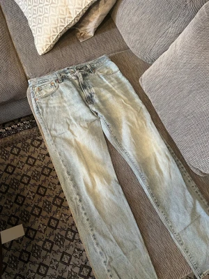 Ljusblå Levis herr jeans  - Ljusblå Levis jeans herr. Dom är använda men bra skick. 200kr. Rak/regular modell. Storlek W30-L34. Finns i Mölndal och går bra att hämta. Kan också skickas men då står köparen för frakt. 