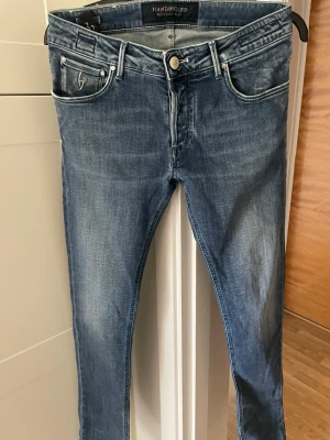 Handpicked blå slim fit jeans - Snygga blå slim fit jeans från Handpicked med klassisk femficksdesign. Storlek 32, nypris 3250, de är väl omhändertagna!