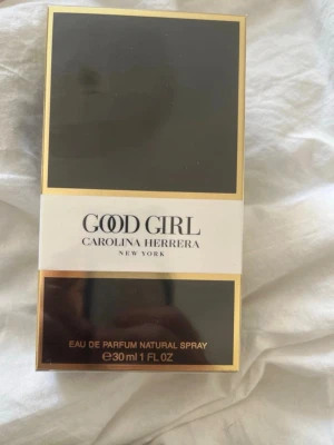 Good Girl parfym 30ml Carolina Herrera - Good Girl Eau de Parfum från Carolina Herrera i elegant svart och guld förpackning. Flaskan rymmer 30 ml och är en naturlig spray. En lyxig och modern doft som passar dig som gillar exklusiva parfymer.