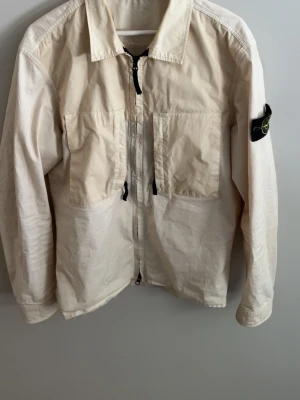 Stone island overshirt - Stone island overshirt. Storlek:Medium. Skick: Liten fläck vid ena ärmen som inte syns när man har på sig den. Lite av tyget har gått av där nere. Annars så är skicket på jackan bra.