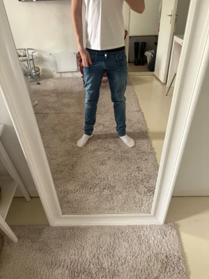 Replay anbass slim fit jeans blåa - Ett par schysta blå replay anbass jeans som är slim fit. Bra skicka. Modellen är 182 och väger 66kg