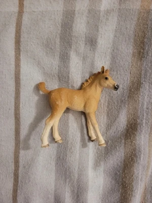 Fyra schleich föl - Säljer fyra realistiska hästföl, en ljusbrun med vit mule, en brun med vita atrumpor och två svartvita med fina detaljer. Perfekta till samlingen eller som leksaker för hästälskare. Figurerna är små och lätta att ta med sig.
