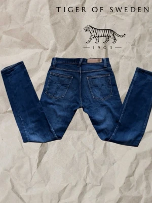 Mörkblå jeans från Tiger of Sweden - Säljer ett par sjukt feta mörkblåa Tiger of Sweden jeans, skick 9/10 inga defekter med minimala användningsspår 🙌  ——————  Modellen är Rocky Loyal som innebär slim fit som fungerar med alla stilar W30 L34 Kan postas redan idag 💯🙌  Pris kan diskuteras  Hör av er vid frågor 💯💯  