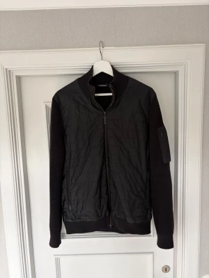 J.Lindeberg Cardigan - Tjena! Säljer nu denna riktigt snygga J.Lindeberg cardigan. Den är fint skick förutom att ena ficka inte går att öppna och andra går inte att stänga men går att laga. Hör av er vid frågor och funderingar🙌