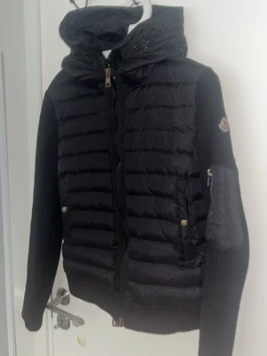 Svart cardigan - Hej nu säljer jag mina svarta cardigan som passar med allt väldigt fin, vart ett hål på luvan men jag drog till ett skrädderi och bad dem fixa det så hålet på luvan syns inget dem har fixat de så allt ser normalt ut köpa för 1,8 säljer för 1050