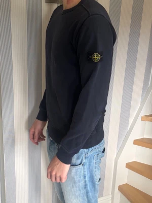 Stone Island sweatshirt  - Snygg mörkblå sweatshirt från Stone Island i storlek M. Riktigt elegant tröjan som även har en mycket god passform. Den är i väldigt bra skick i stort, förutom ett litet hål vid armbågen