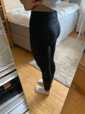 Gymshark träningstights  - Träningstights från gymshark med lite håldetalj. Osäker på storleken men skulle tippa på xs/s