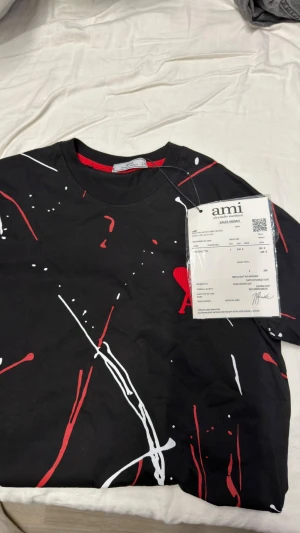 Ami Paris t shirt/tröja - Ami Paris T-shirt köptes i Paris och har använts 1 gång, dvs perfekt skick!  Nypris: Ca 2800