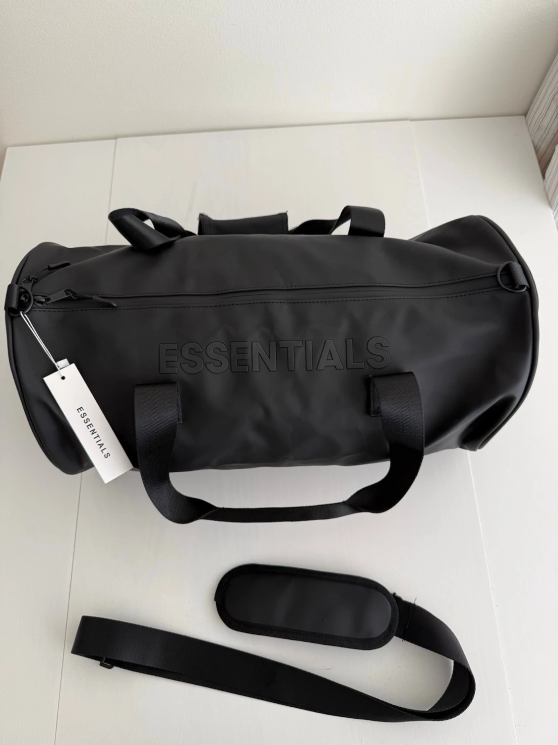 Svart duffelbag från Essentials - 1