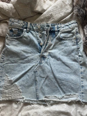 Ljusblå jeanskjol med slitningar - Skit snygg ljusblå jeans kjol med slitningar perfekt till sommarn!!💞
