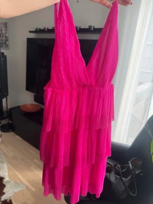 Rosa kortklänning - Såååå fin volangklänning i en magisk rosa färg. Perfekt till sommaren. Älskar den men den är för stor för mig. Köpt på plick och den har ingen lapp.