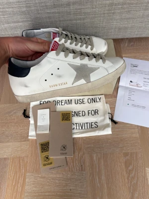 Golden goose skor  - Helt nya och extremt snygga ggdb superstar skor i storlek 42. Clean navy bakdel och resten gråa detaljer. Perfekt inför vardag och fest. Kvitto finns också. Skambud undanbes. Hör av er vid eventuella frågor! 