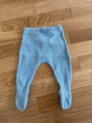 Stickade byxor Zara stl 56 - Stickade byxor med fötter, från Zara i storlek 56. Från djur- och rökfritt hem. Tvättad med oparfymerat tvättmedel, inget sköljmedel. ☺️