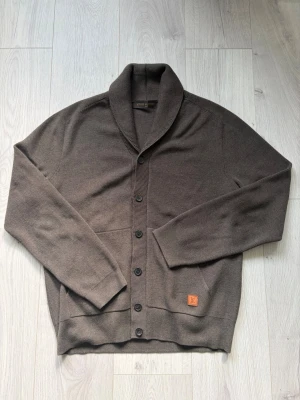 Cardigan  - Mörkgrön cardigan tröja från Louis Vuitton. Helt perfekt skick och inga skador eller tecken på användning, som ny. Äkthetsbevis och kontrollbevis från Vestiaire Collective tillkommer. Även autentisitets rapporten kan delas ut vid begäran.