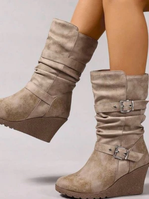  Beiga boots med snygga detaljer -  Beiga boots med snygga detaljer från SHEIN i väldigt bra skick. Har endast använt en gång med bra kvalitet💕