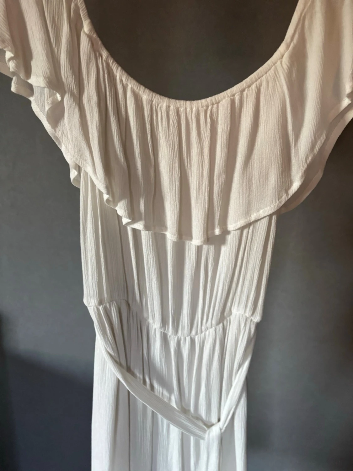Vit off shoulder klänning med volang - 1