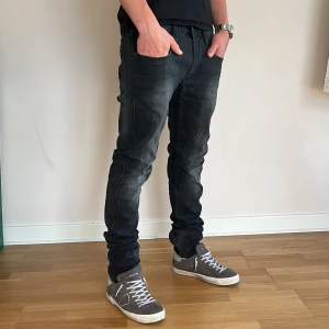 Replay Anbass Jeans - Replay Anbass Jeans | skick 9/10 | Storlek 33/34 | Pris - 499kr | Modellen är ca 175cm lång | Fraktar via PostNord eller Instabox på köparens bekostnad | Hör av dig vid minsta fråga eller fundering!!