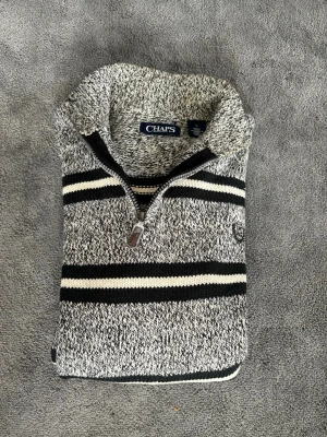 Stickad Quarter-Zip Storlek M.  - Stickad Quarter-Zip Storlek M. Säljer denna Quarter zip som aldrig använts eller tvättats. Skicket är såklart perfekt. Finns lite plats prisdiskutering. Finns det några frågor är ni välkomna att ställa dem😎