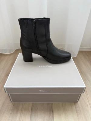Boots - Helt oanvända!  Fina läderboots i mycket bra skick från Tamaris. Har en mjuk insida för att hålla fötterna torra och varma! Originalboxen följer också med! 🌹
