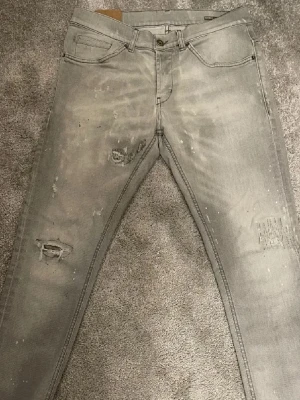 Dondup jeans - Snygga gråa jeans från dondup, bra skick välanvända - storlek 33. Skinny fit 