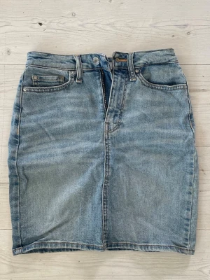 Ljusblå jeanskjol  - Snygg ljusblå jeanskjol, Rak passform och normal midja. 