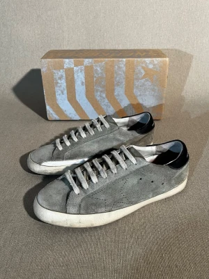 Golden goose Superstar - Storlek: 41 EU = 7/7,5 UK | Färg: Moss Grön | Skick: Okej (sliten & smutsig mocka, sko sulan har lossnat lite vid området bak av skon) | Material: Mocka | Tillbehör: Box | Pris: 999kr | Dm för frågor.